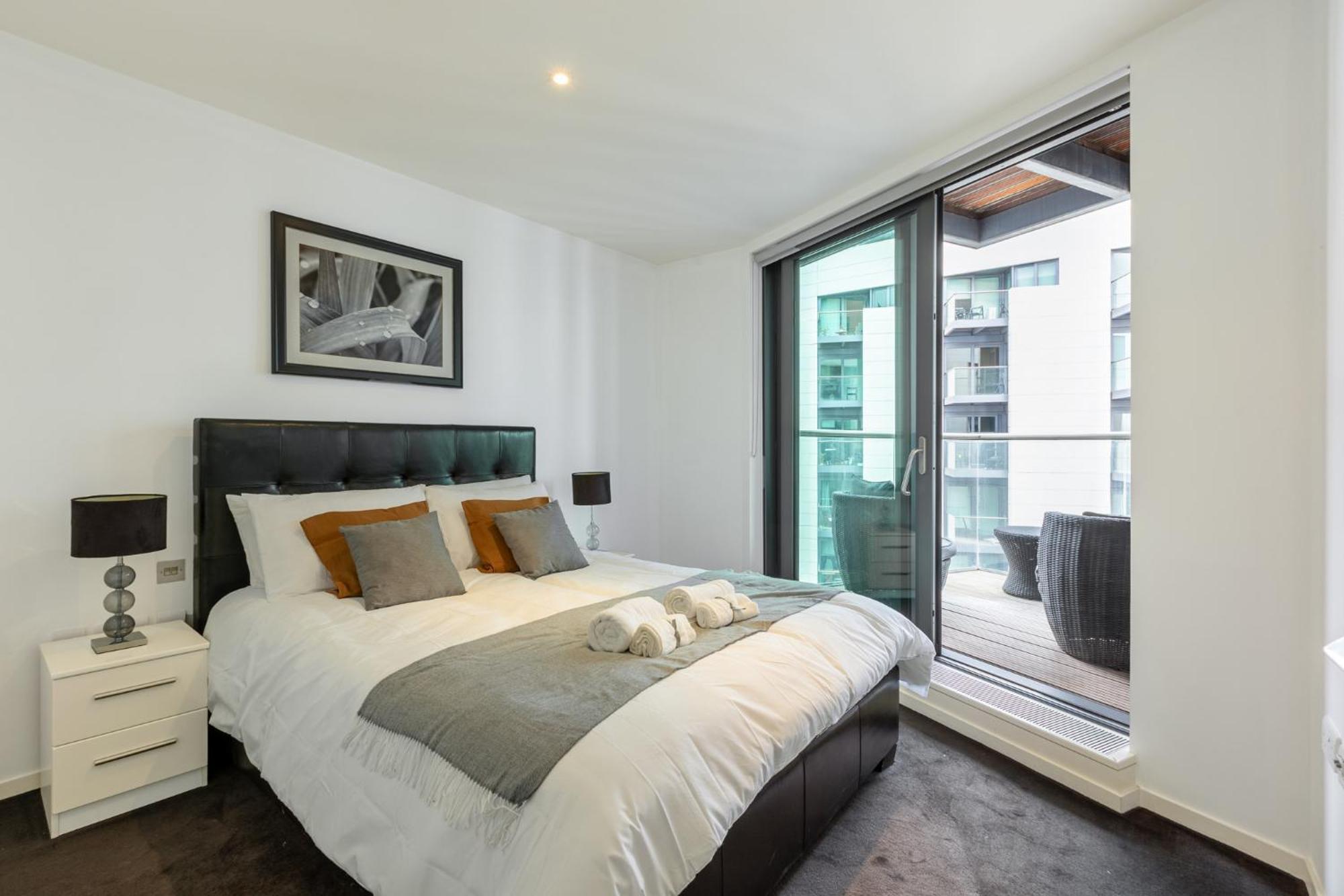 Luxury 1 Bedroom Canary Wharf Couples & Work-friendly Apartment London