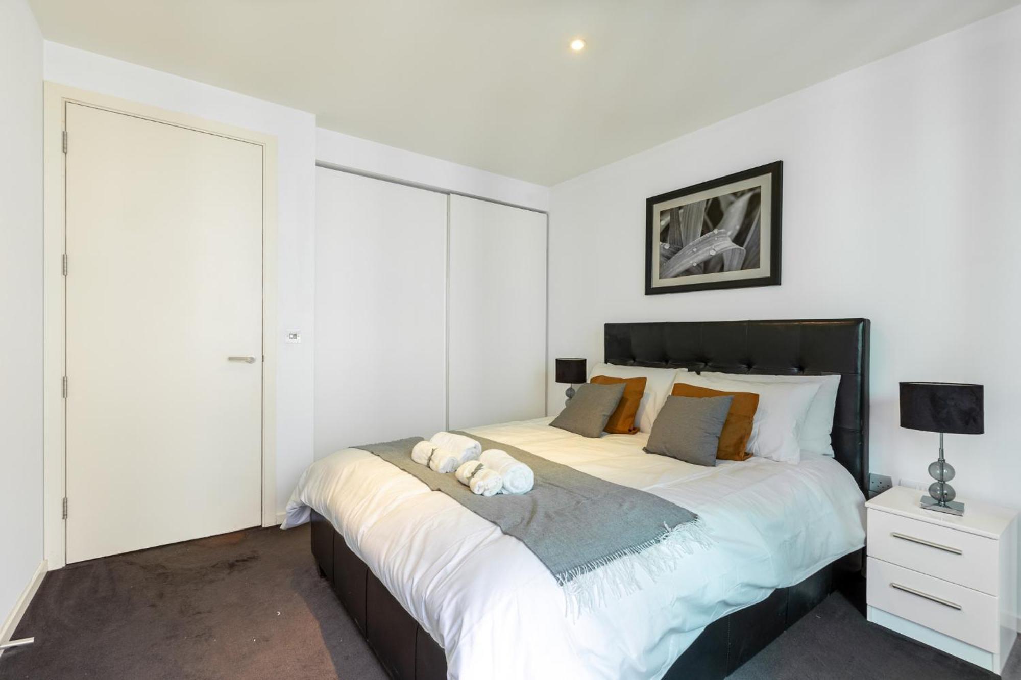 Luxury 1 Bedroom Canary Wharf Couples & Work-friendly * London
