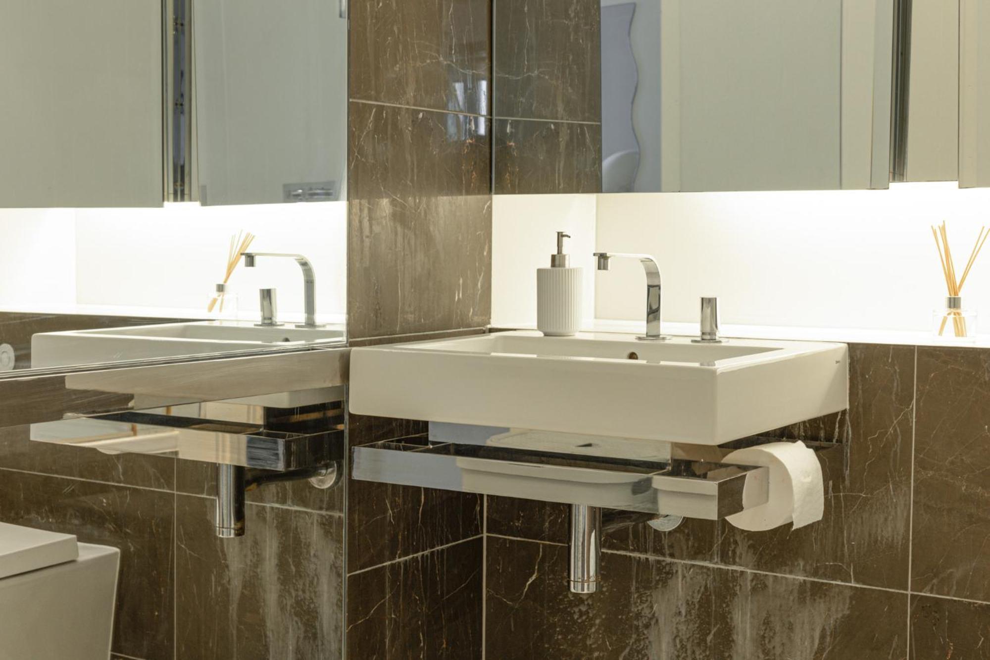 Luxury 1 Bedroom Canary Wharf Couples & Work-friendly
