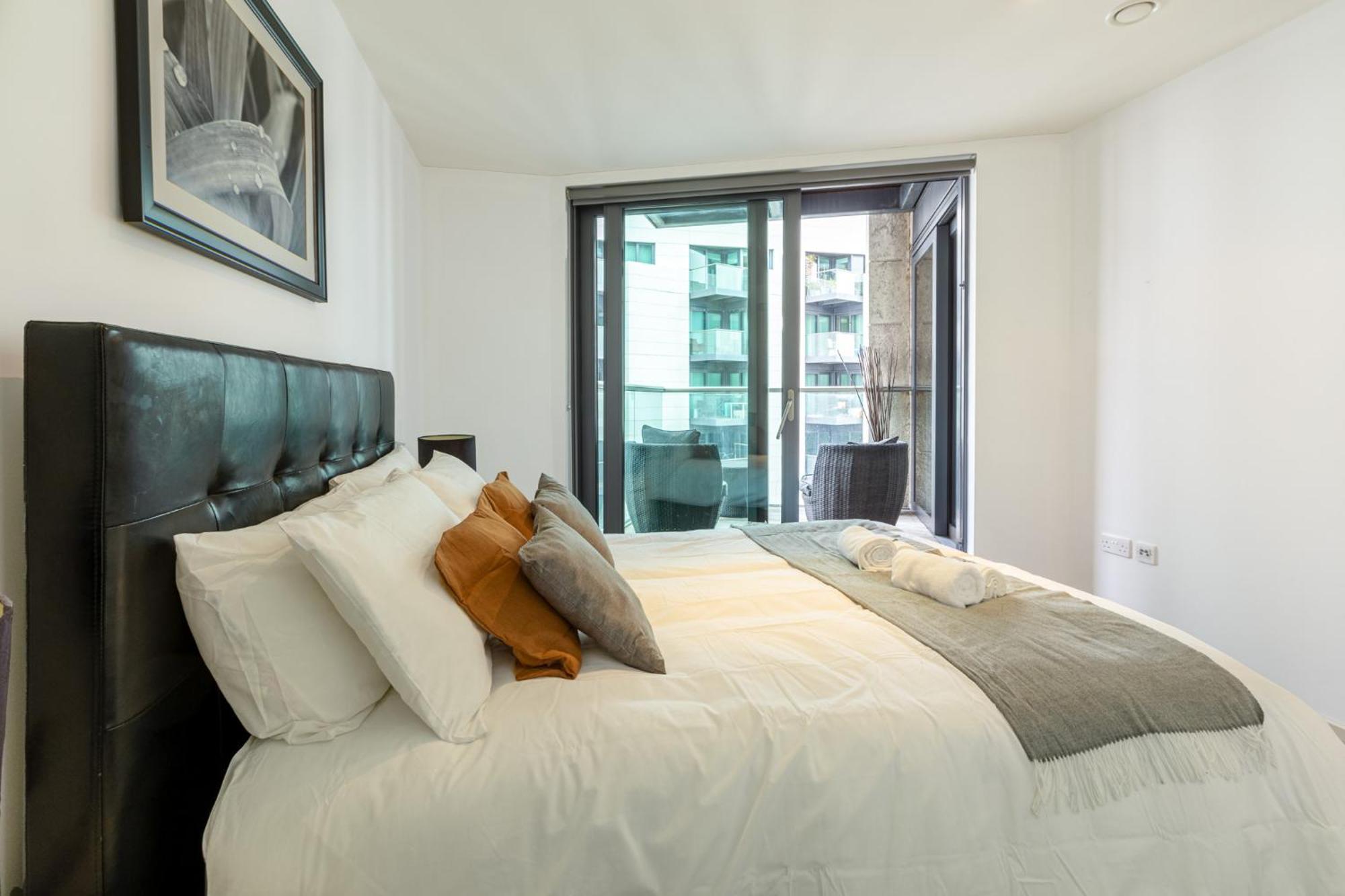 Luxury 1 Bedroom Canary Wharf Couples & Work-friendly Apartment