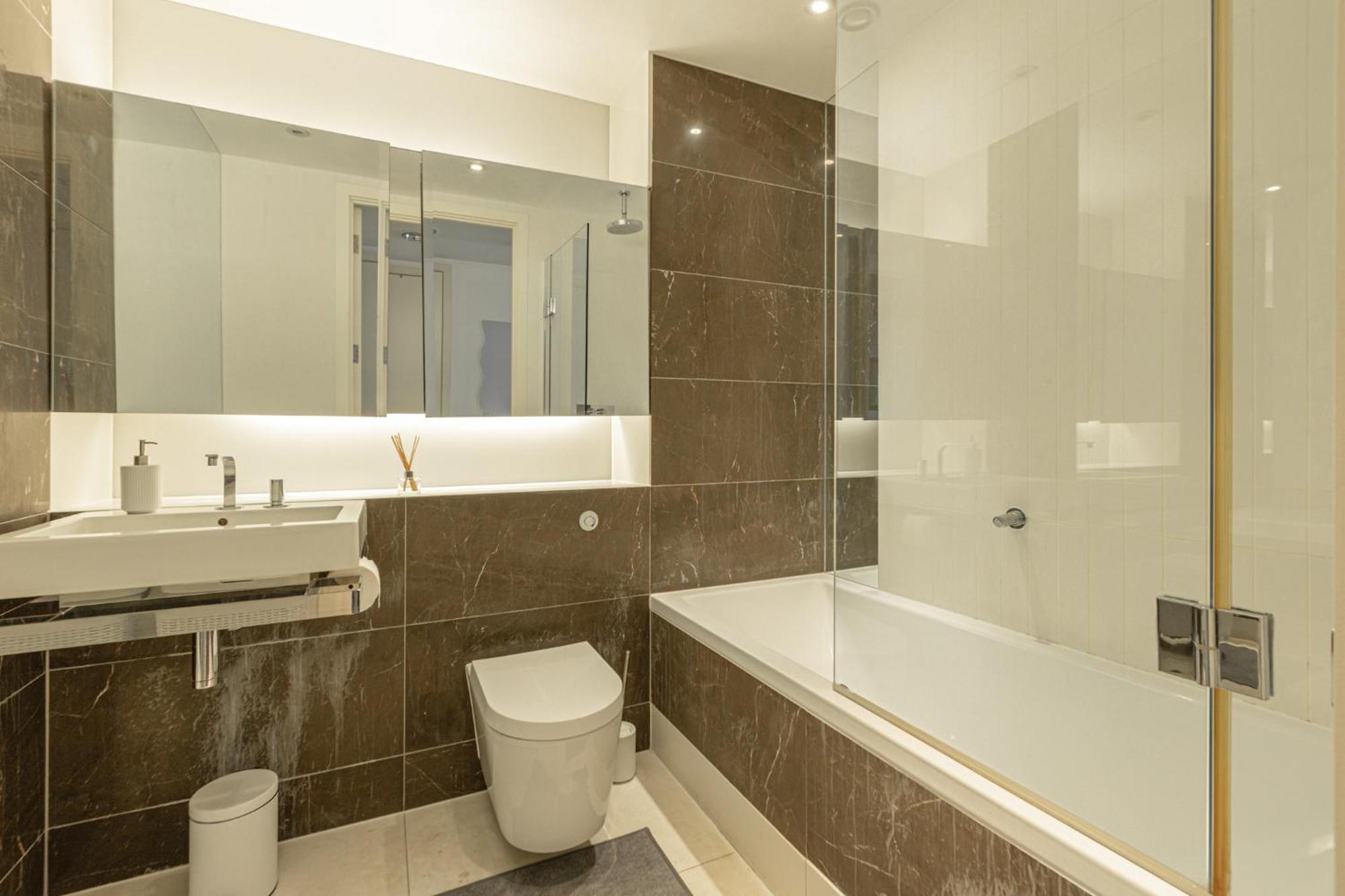 Luxury 1 Bedroom Canary Wharf Couples & Work-friendly Apartment London
