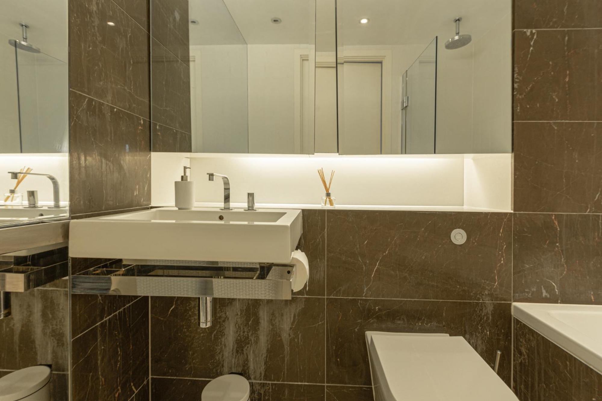 Luxury 1 Bedroom Canary Wharf Couples & Work-friendly *
