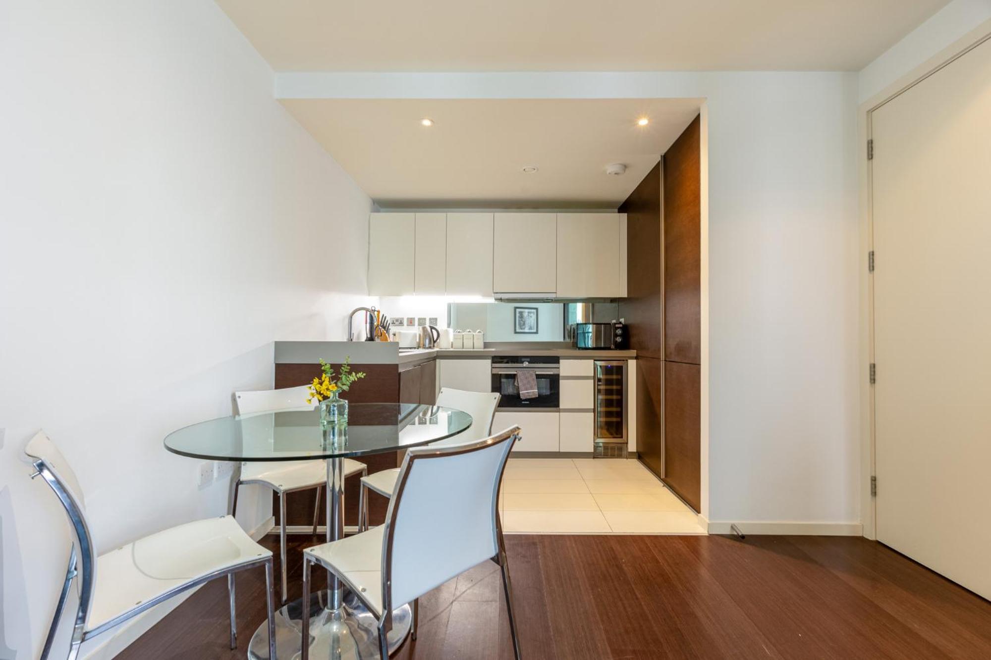 Luxury 1 Bedroom Canary Wharf Couples & Work-friendly London
