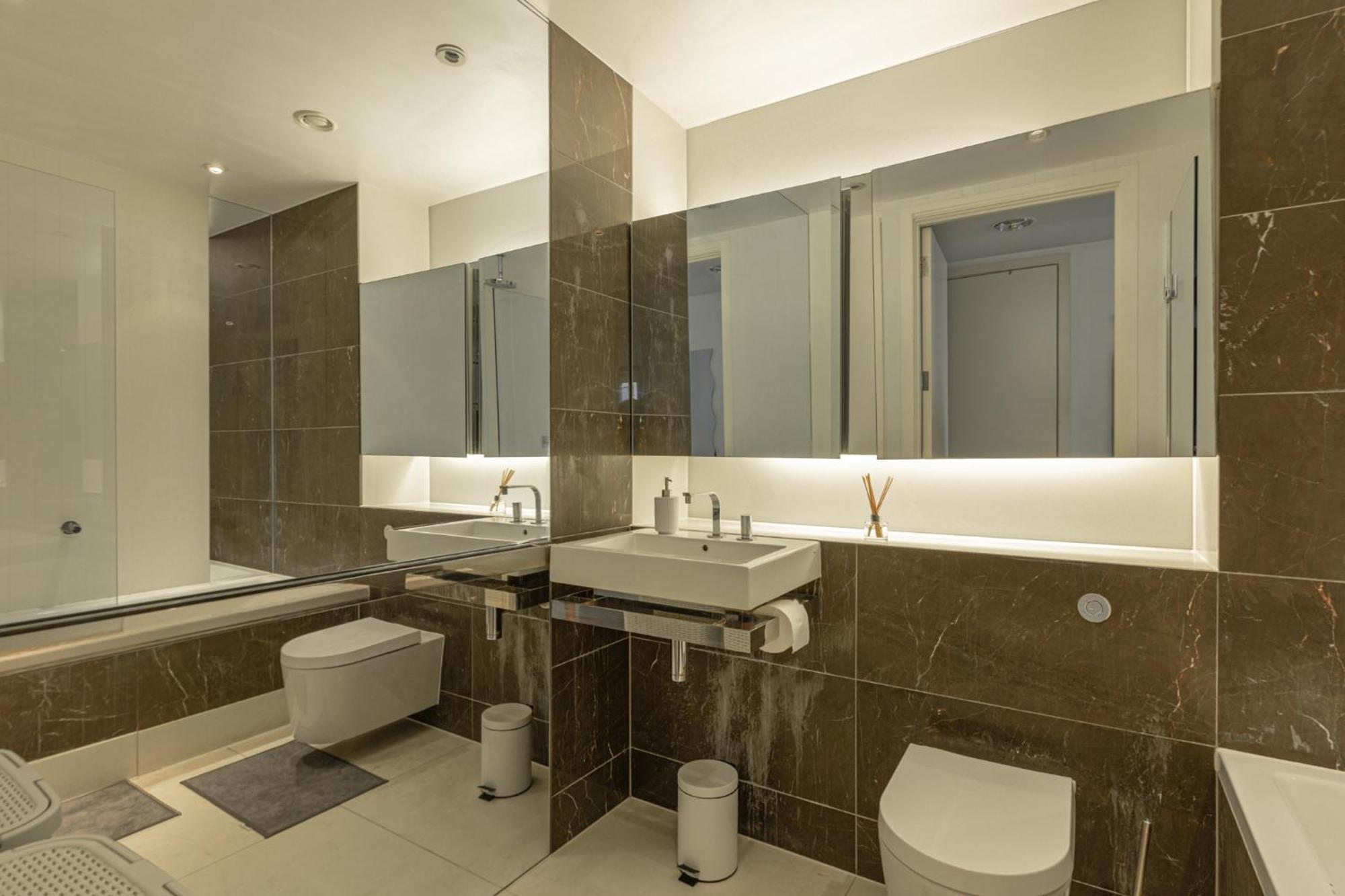 Luxury 1 Bedroom Canary Wharf Couples & Work-friendly