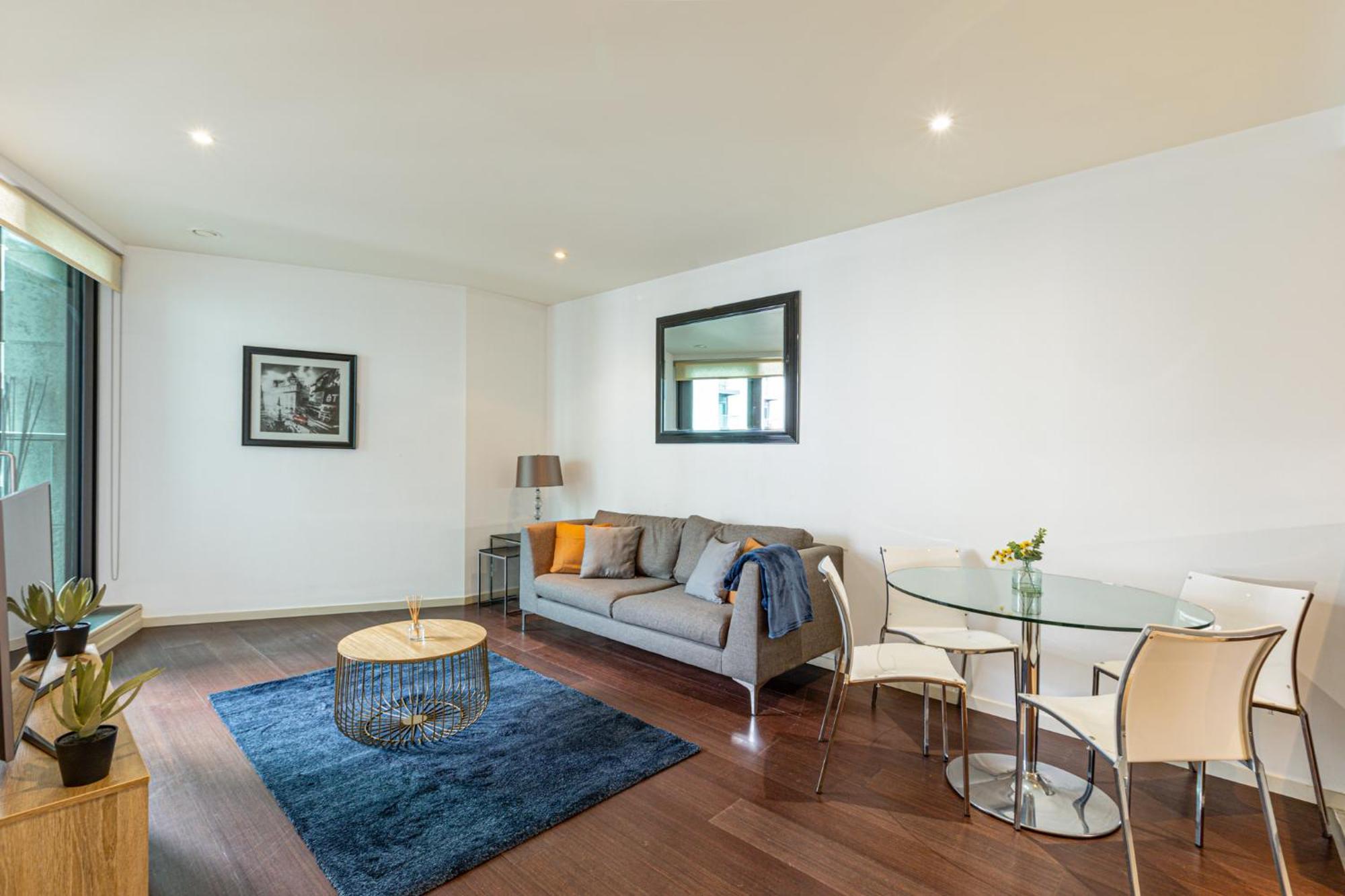 Luxury 1 Bedroom Canary Wharf Couples & Work-friendly Apartment *