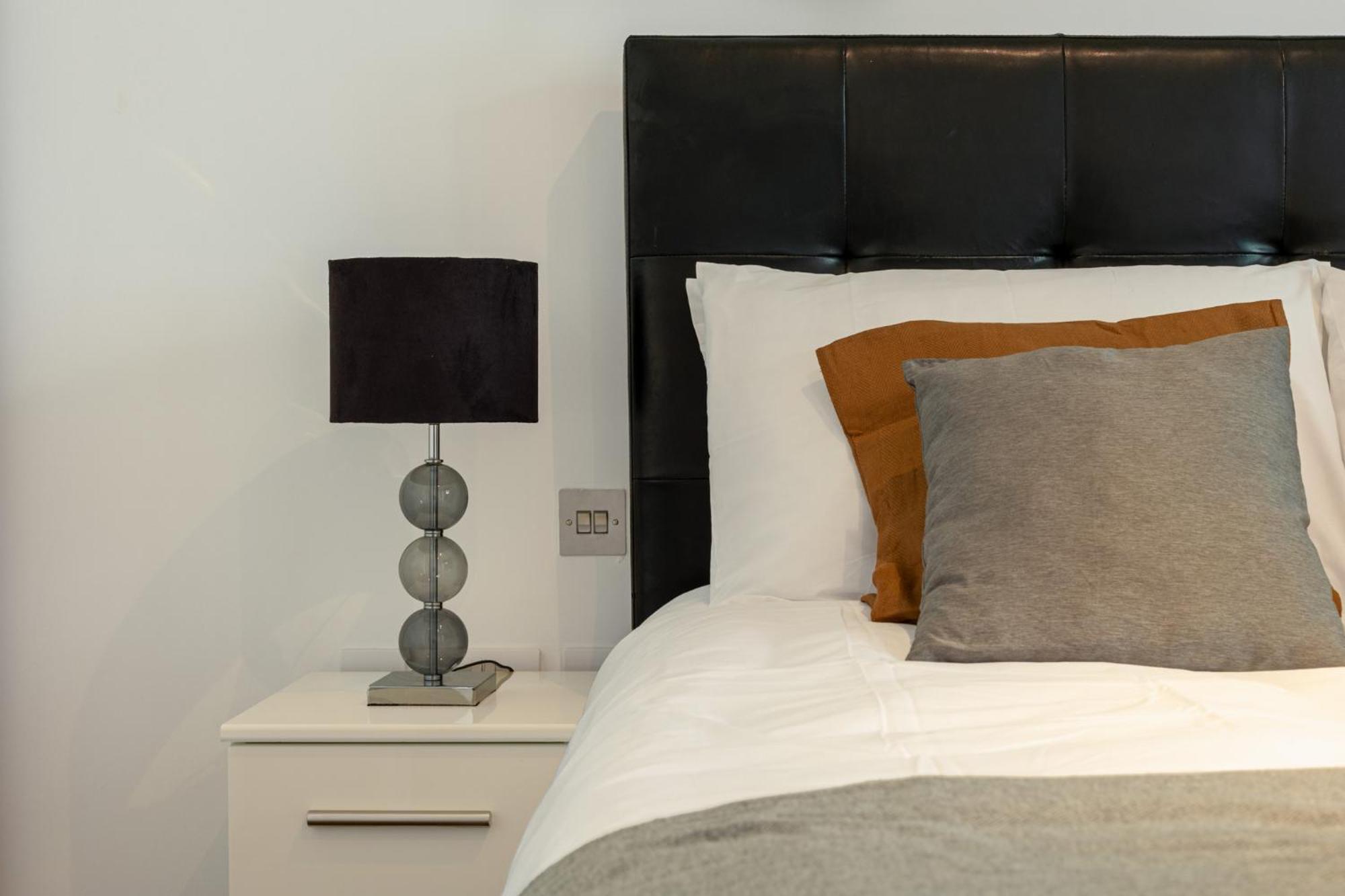 Luxury 1 Bedroom Canary Wharf Couples & Work-friendly