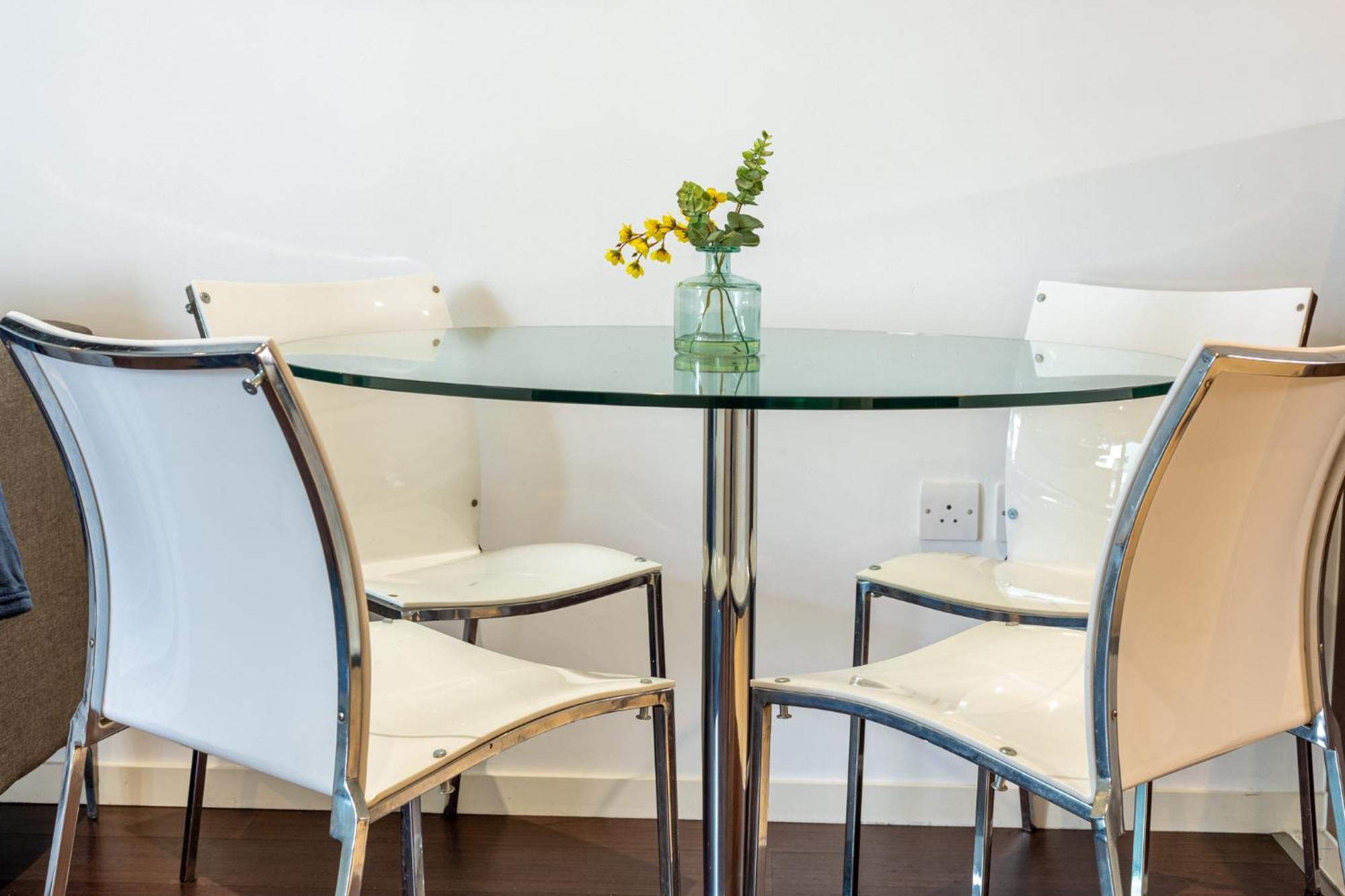 Luxury 1 Bedroom Canary Wharf Couples & Work-friendly Apartment