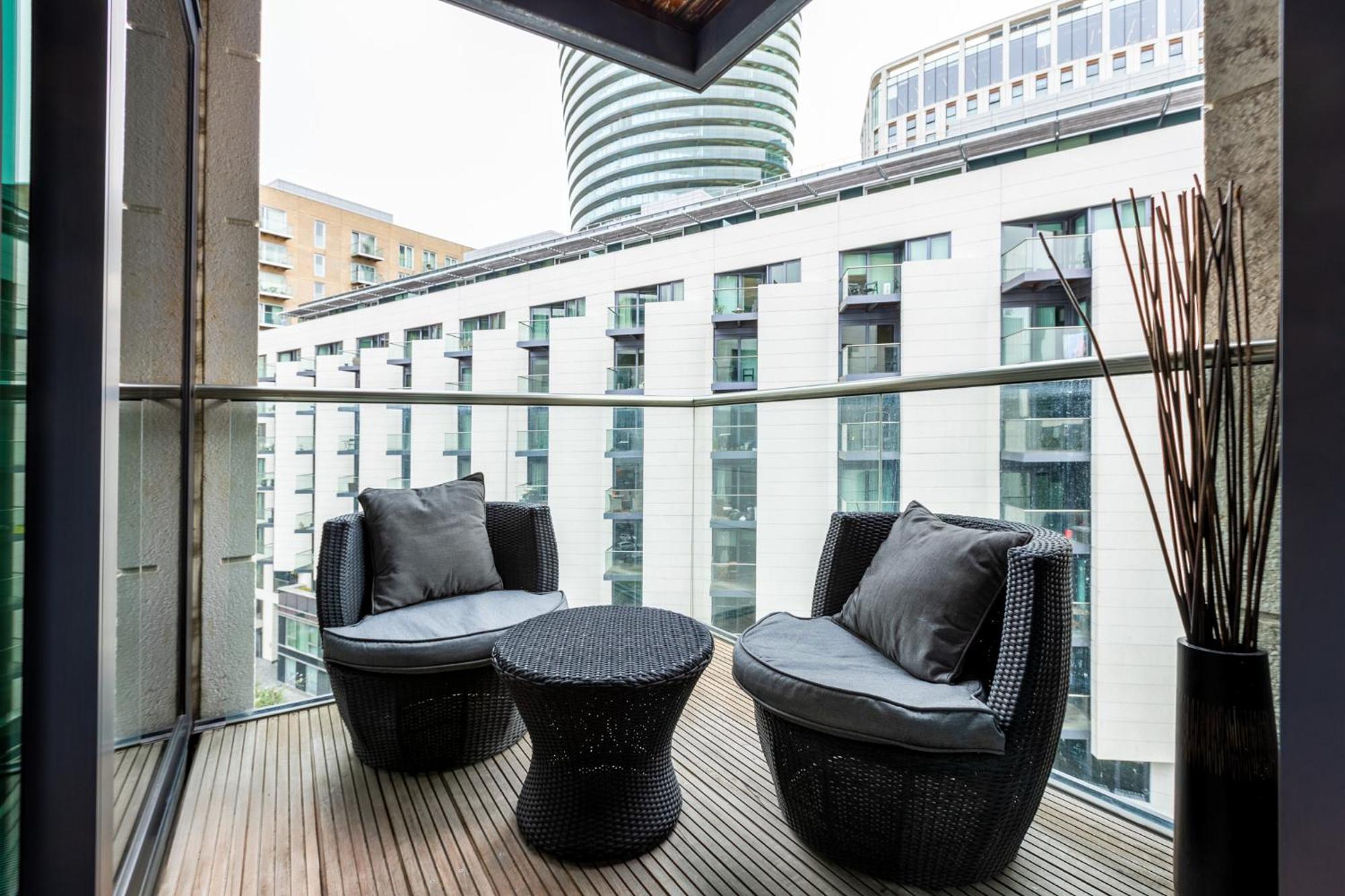 Luxury 1 Bedroom Canary Wharf Couples & Work-friendly London
