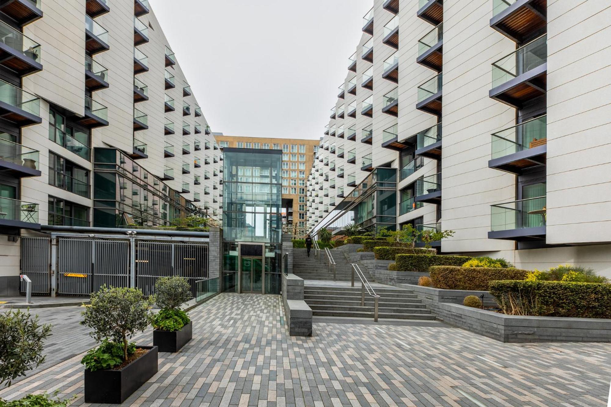 Luxury 1 Bedroom Canary Wharf Couples & Work-friendly * London