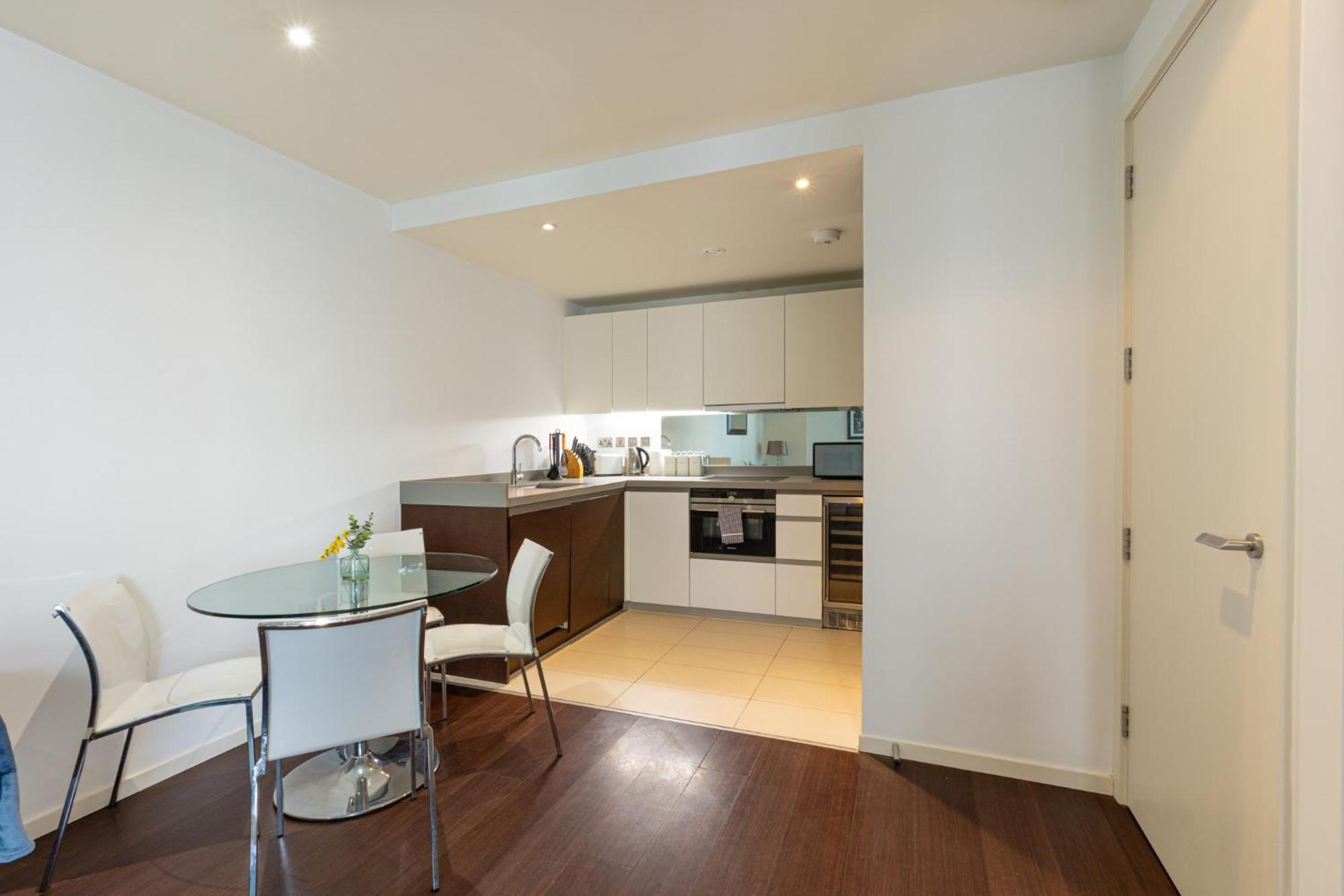 Luxury 1 Bedroom Canary Wharf Couples & Work-friendly Apartment *