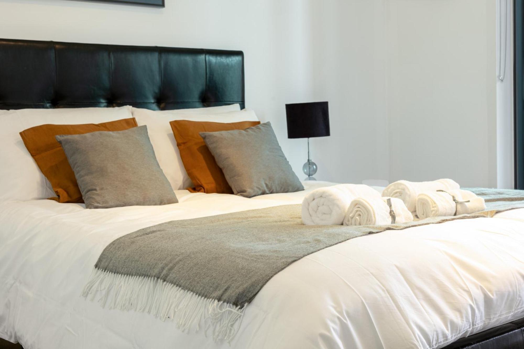 Luxury 1 Bedroom Canary Wharf Couples & Work-friendly Apartment London