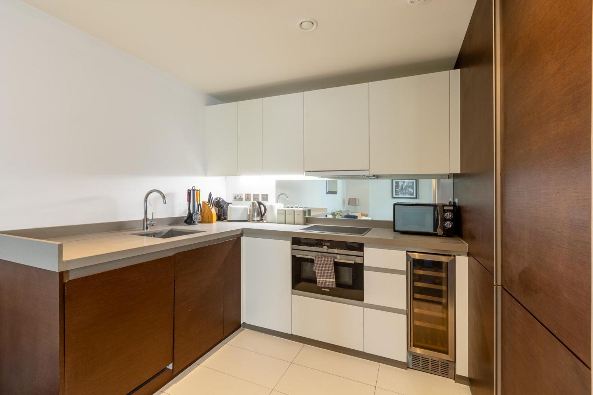 Luxury 1 Bedroom Canary Wharf Couples & Work-friendly London