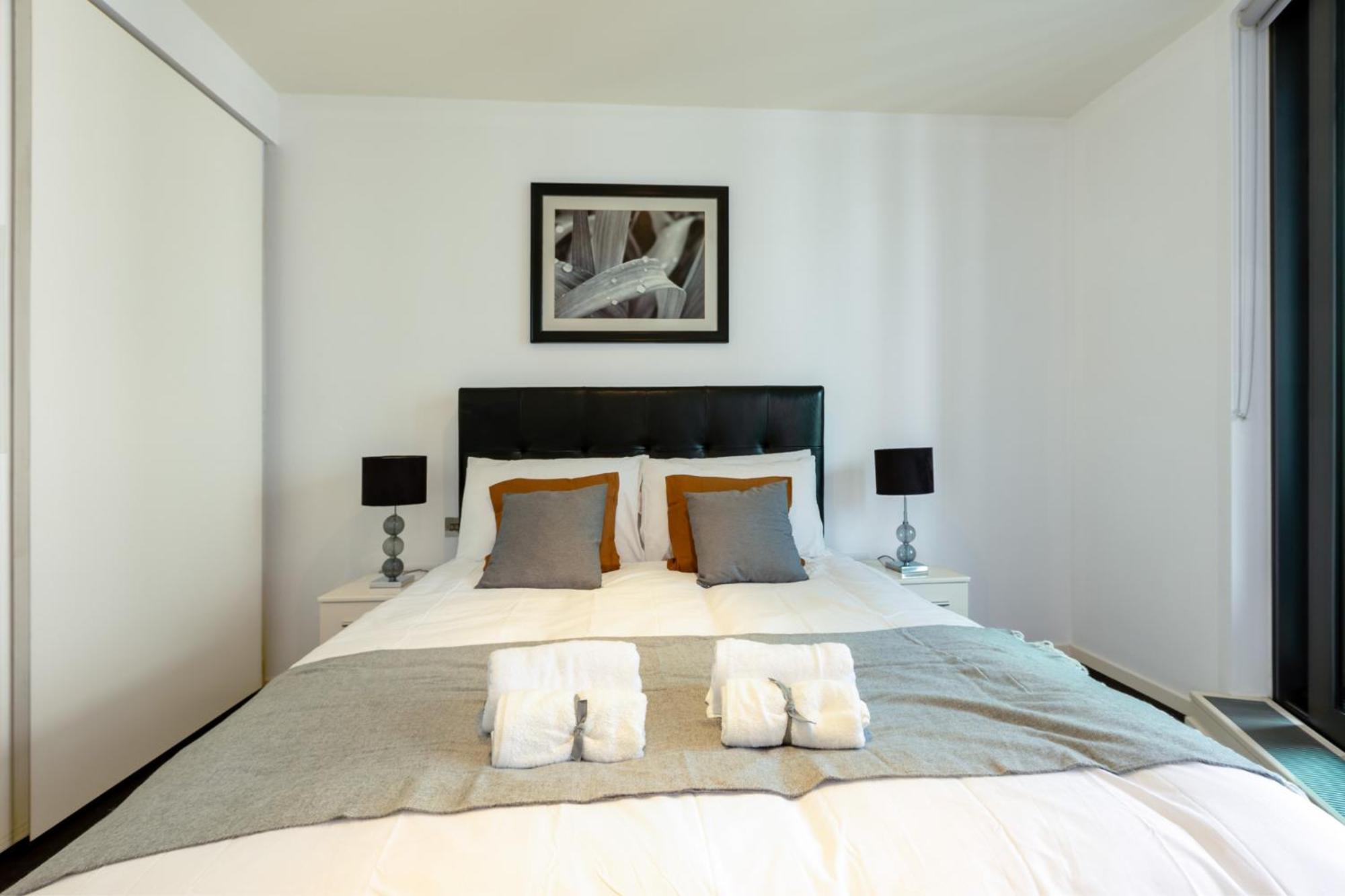 Luxury 1 Bedroom Canary Wharf Couples & Work-friendly Apartment