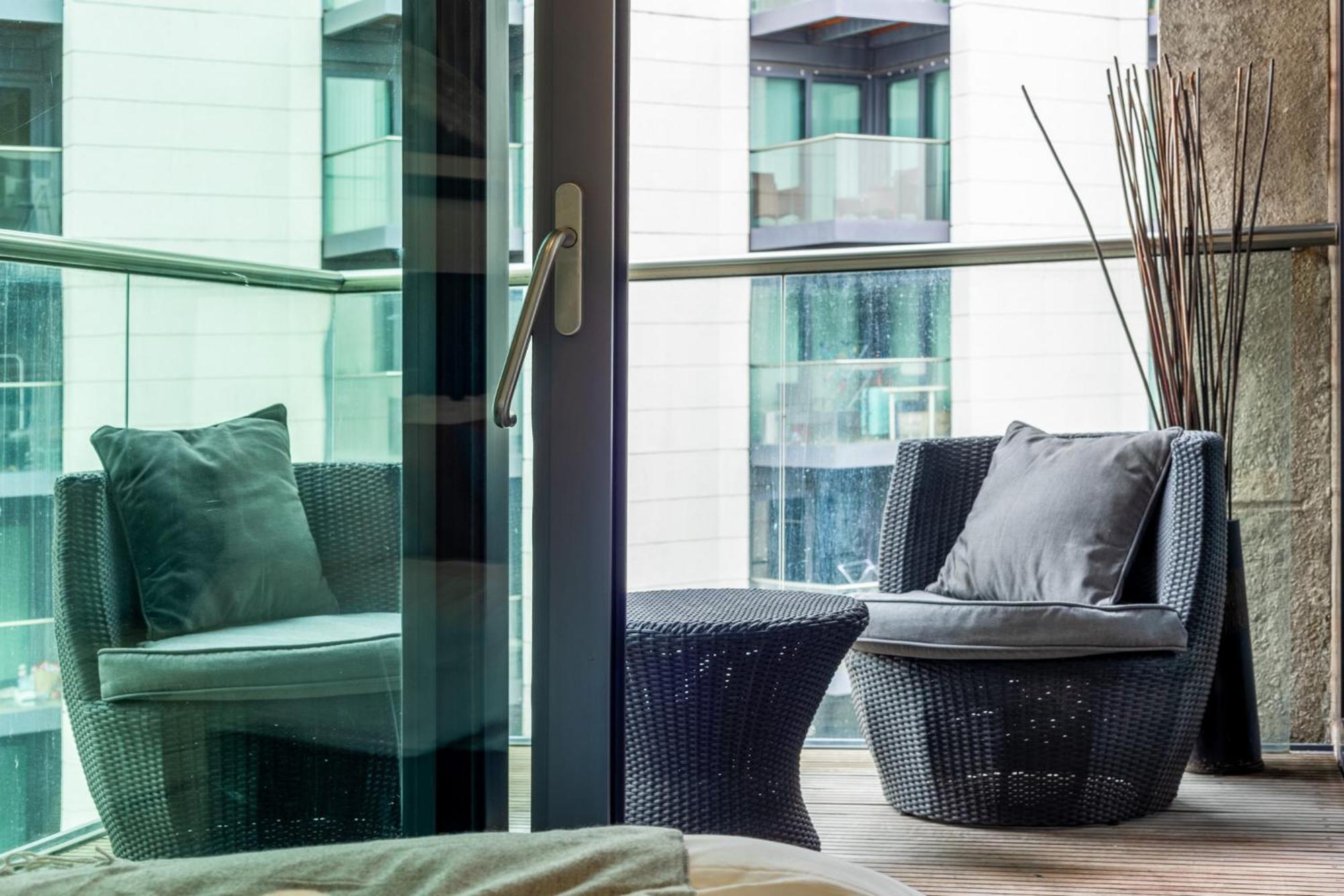 Luxury 1 Bedroom Canary Wharf Couples & Work-friendly London
