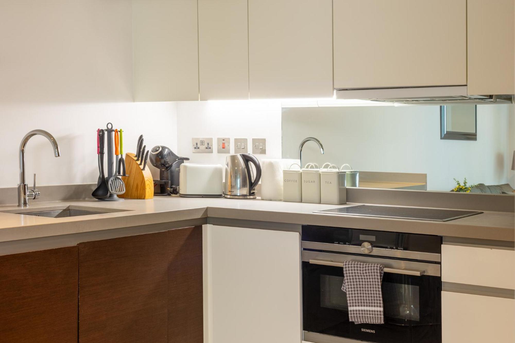 Luxury 1 Bedroom Canary Wharf Couples & Work-friendly
