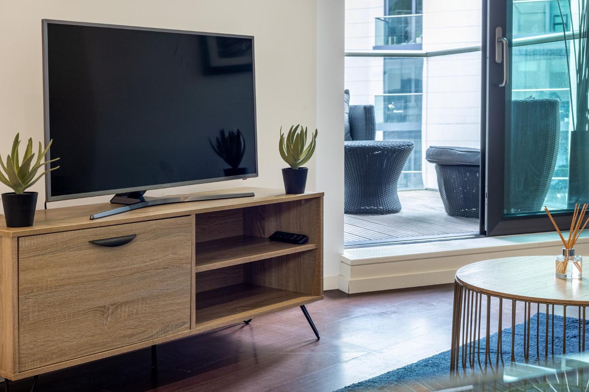Luxury 1 Bedroom Canary Wharf Couples & Work-friendly