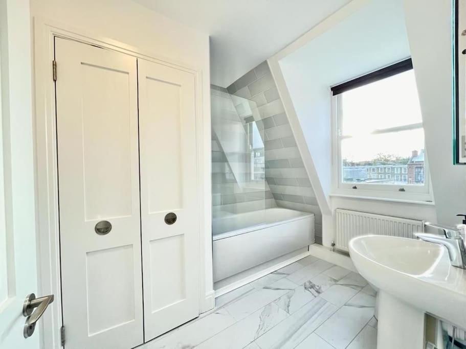 Amazing Spacious 2 Bed Apartment London
