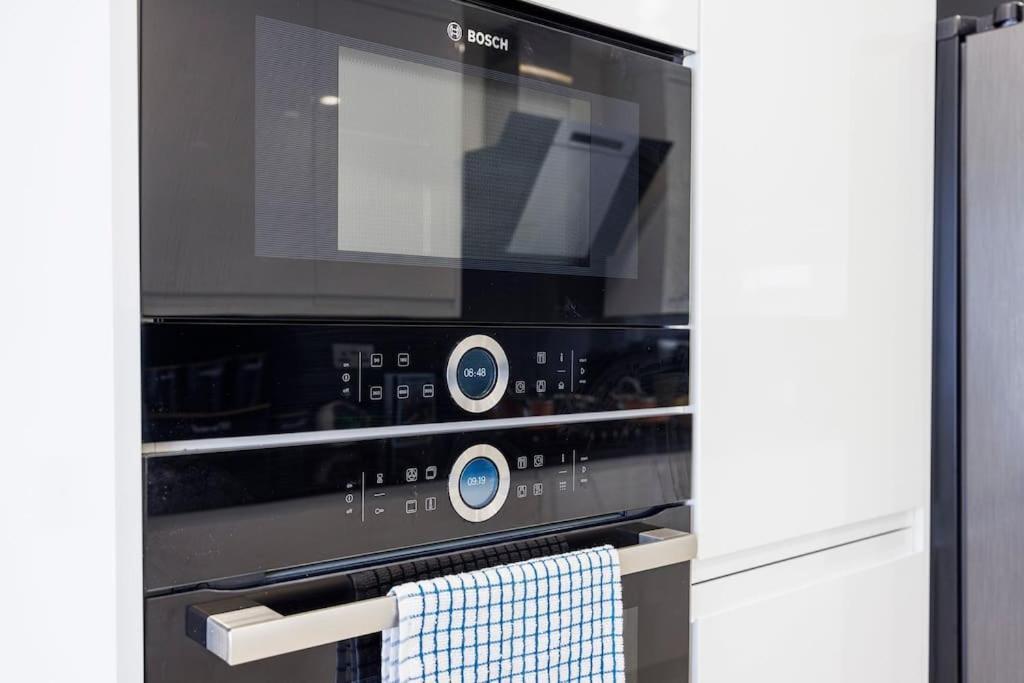 5 Bedroom Home, London, Games , Pool Table , Air Hockey Weekly & Monthly Offers With Free Parking
