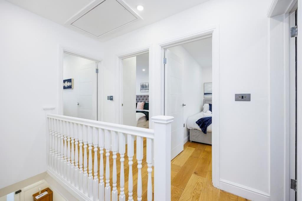 Apartment 5 Bedroom Home, London, Games , Pool Table , Air Hockey Weekly & Monthly Offers With Free Parking London