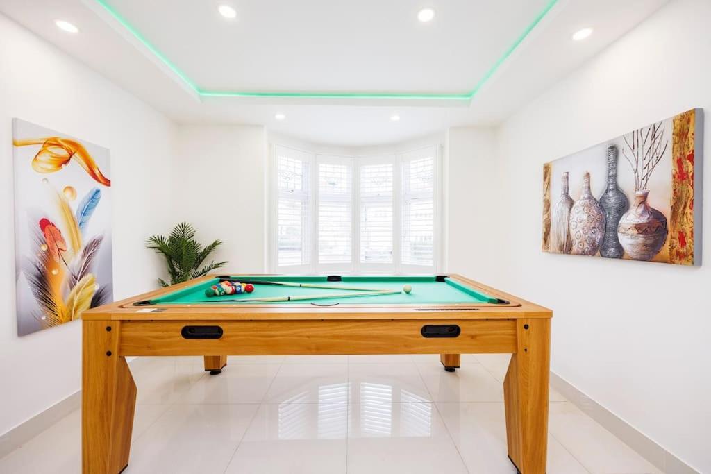 5 Bedroom Home, London, Games , Pool Table , Air Hockey Weekly & Monthly Offers With Free Parking * London