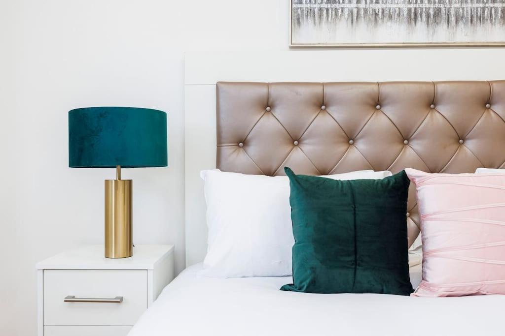 5 Bedroom Home, London, Games , Pool Table , Air Hockey Weekly & Monthly Offers With Free Parking *