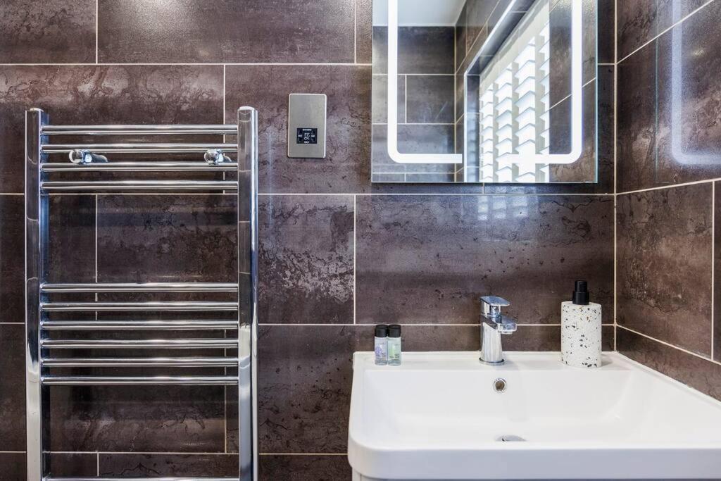 5 Bedroom Home, London, Games , Pool Table , Air Hockey Weekly & Monthly Offers With Free Parking * London