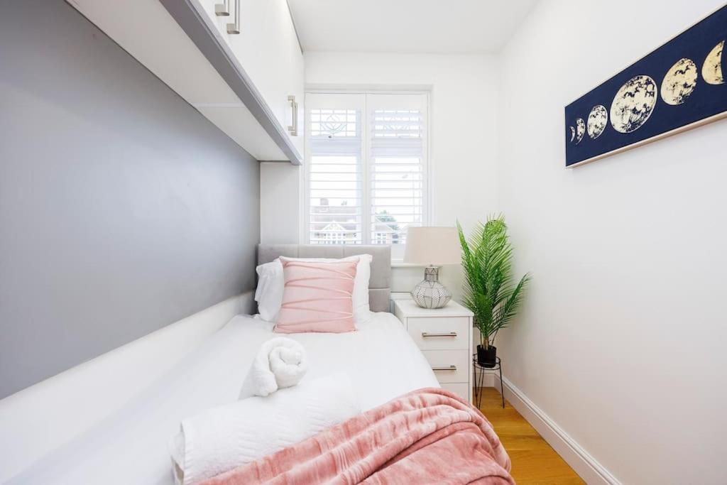 5 Bedroom Home, London, Games , Pool Table , Air Hockey Weekly & Monthly Offers With Free Parking