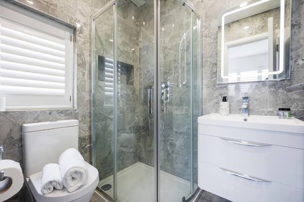 5 Bedroom Home, London, Games , Pool Table , Air Hockey Weekly & Monthly Offers With Free Parking Apartment