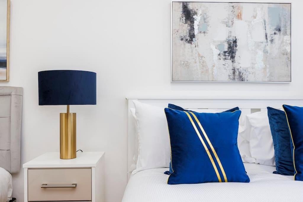 5 Bedroom Home, London, Games , Pool Table , Air Hockey Weekly & Monthly Offers With Free Parking Apartment *