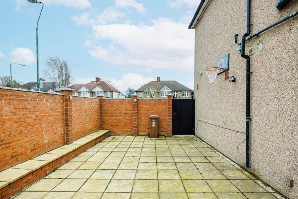 Apartment 5 Bedroom Home, London, Games , Pool Table , Air Hockey Weekly & Monthly Offers With Free Parking *
