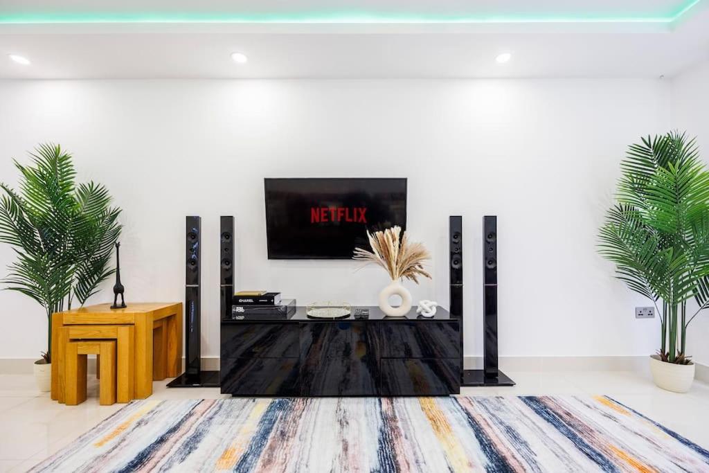 5 Bedroom Home, London, Games , Pool Table , Air Hockey Weekly & Monthly Offers With Free Parking Apartment London