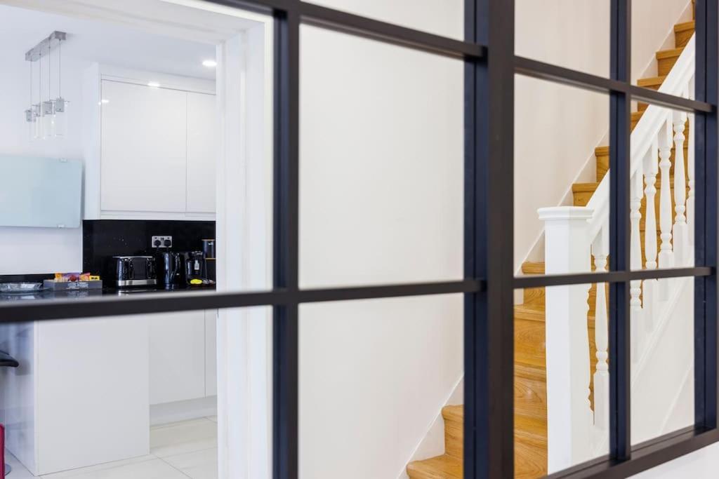 Apartment 5 Bedroom Home, London, Games , Pool Table , Air Hockey Weekly & Monthly Offers With Free Parking London