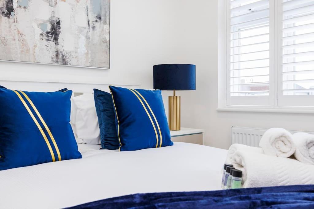 5 Bedroom Home, London, Games , Pool Table , Air Hockey Weekly & Monthly Offers With Free Parking London