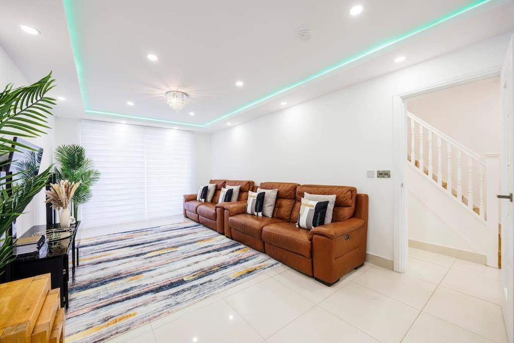5 Bedroom Home, London, Games , Pool Table , Air Hockey Weekly & Monthly Offers With Free Parking