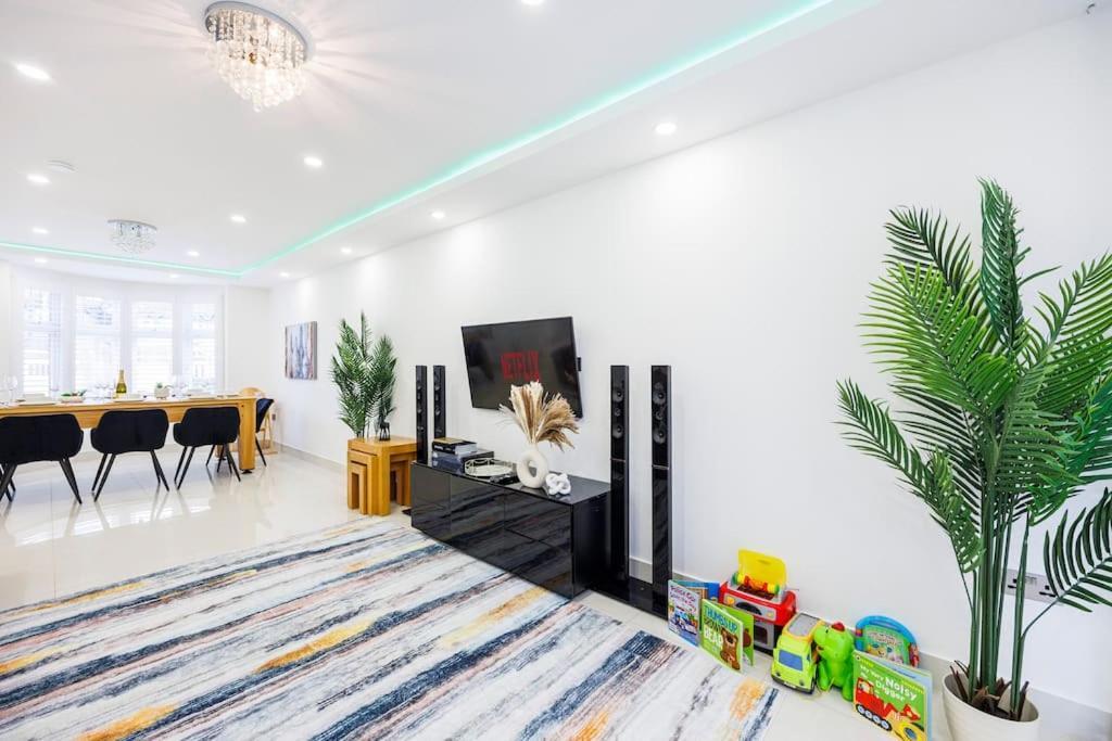 5 Bedroom Home, London, Games , Pool Table , Air Hockey Weekly & Monthly Offers With Free Parking Apartment London