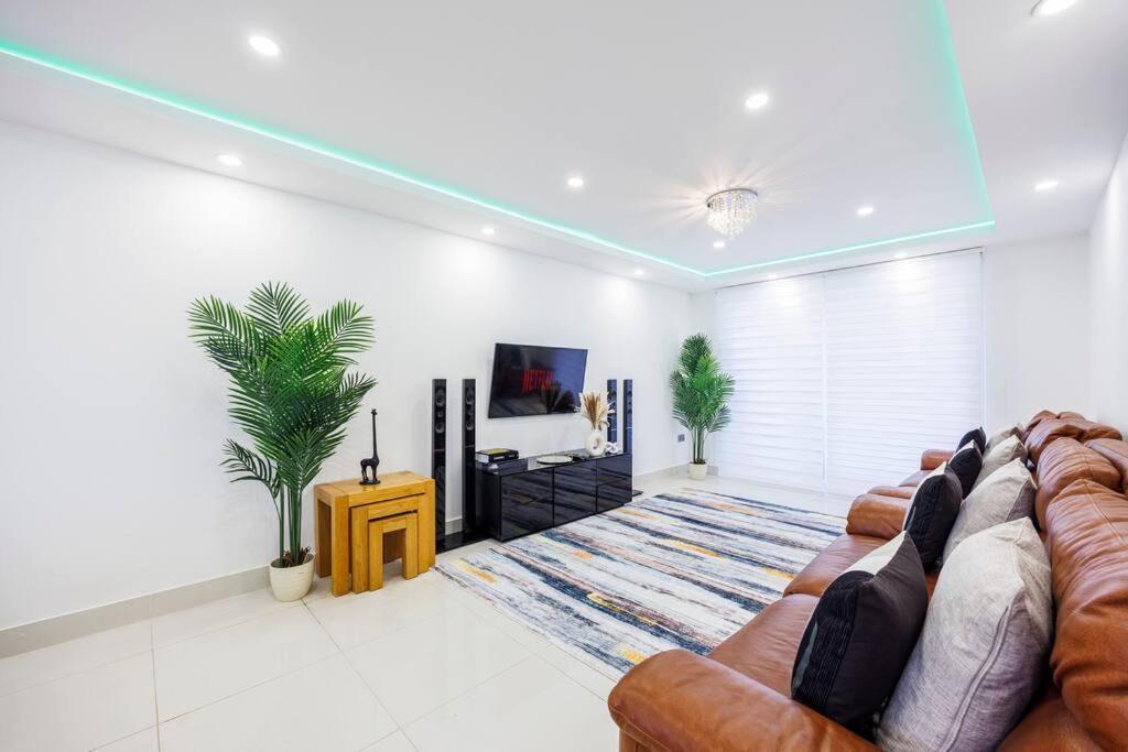 Apartment 5 Bedroom Home, London, Games , Pool Table , Air Hockey Weekly & Monthly Offers With Free Parking London