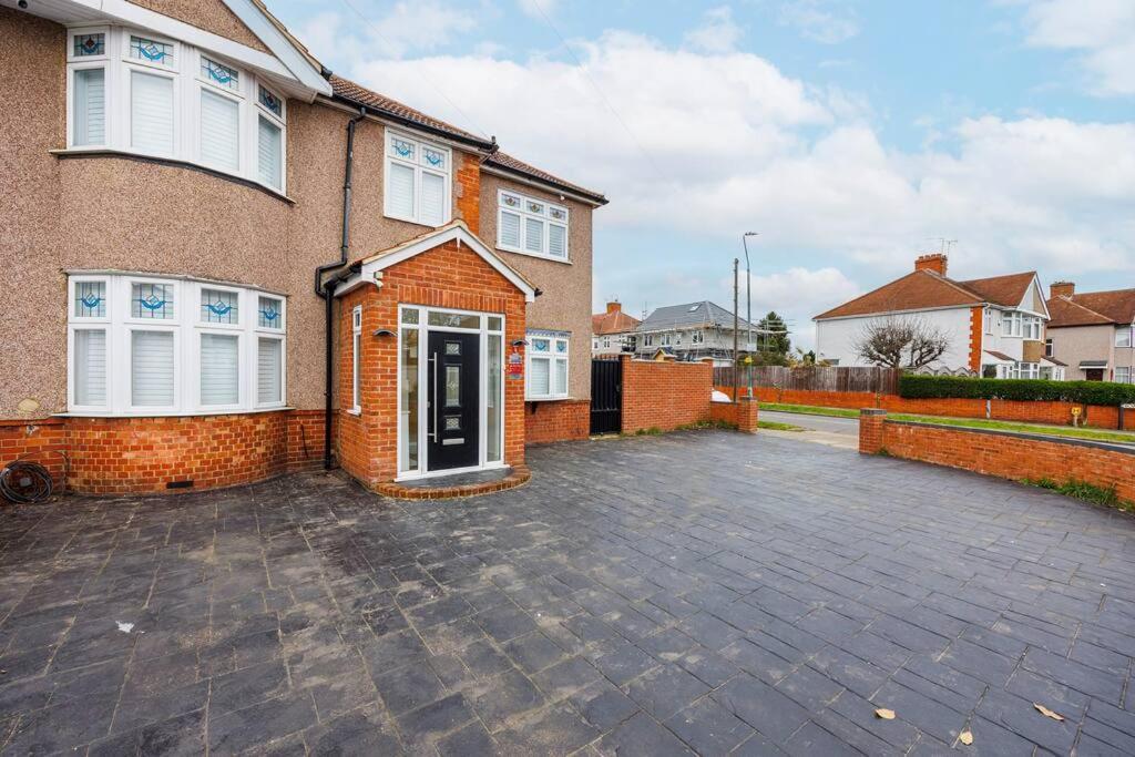 5 Bedroom Home, London, Games , Pool Table , Air Hockey Weekly & Monthly Offers With Free Parking Apartment *