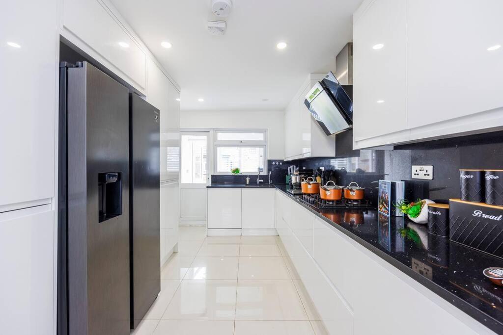 Apartment 5 Bedroom Home, London, Games , Pool Table , Air Hockey Weekly & Monthly Offers With Free Parking *