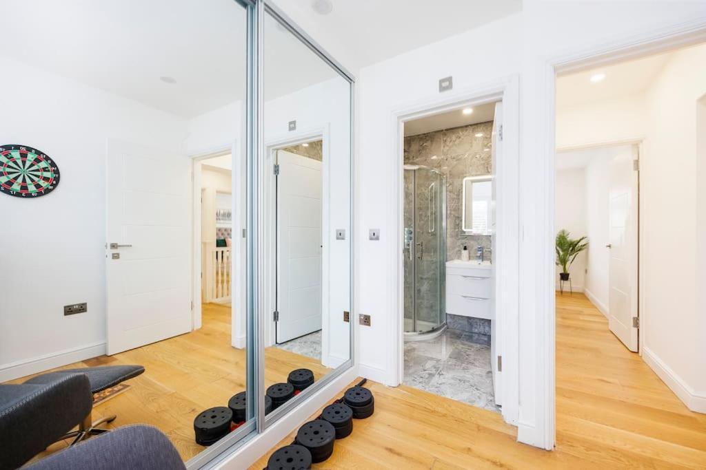 5 Bedroom Home, London, Games , Pool Table , Air Hockey Weekly & Monthly Offers With Free Parking Apartment London
