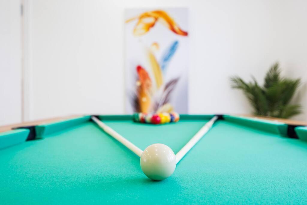 5 Bedroom Home, London, Games , Pool Table , Air Hockey Weekly & Monthly Offers With Free Parking London