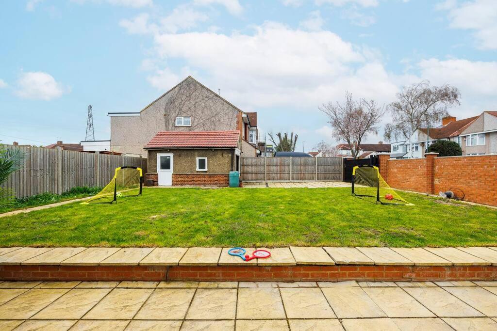 5 Bedroom Home, London, Games , Pool Table , Air Hockey Weekly & Monthly Offers With Free Parking Apartment *