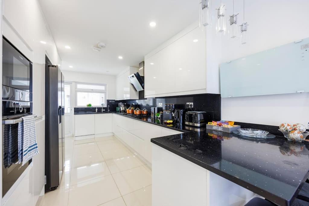 Apartment 5 Bedroom Home, London, Games , Pool Table , Air Hockey Weekly & Monthly Offers With Free Parking *