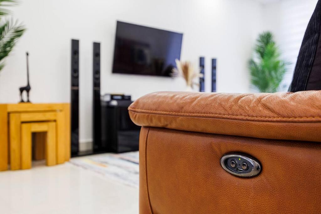 5 Bedroom Home, London, Games , Pool Table , Air Hockey Weekly & Monthly Offers With Free Parking London