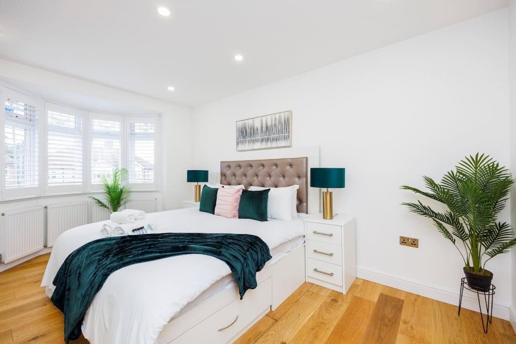 5 Bedroom Home, London, Games , Pool Table , Air Hockey Weekly & Monthly Offers With Free Parking Apartment
