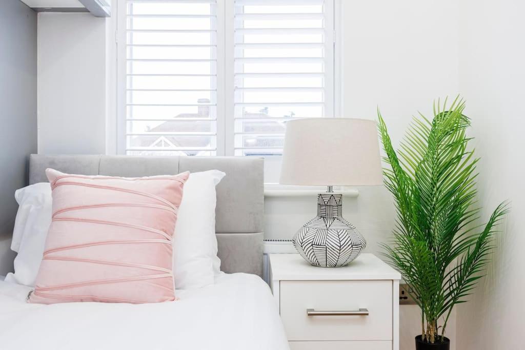 Apartment 5 Bedroom Home, London, Games , Pool Table , Air Hockey Weekly & Monthly Offers With Free Parking London