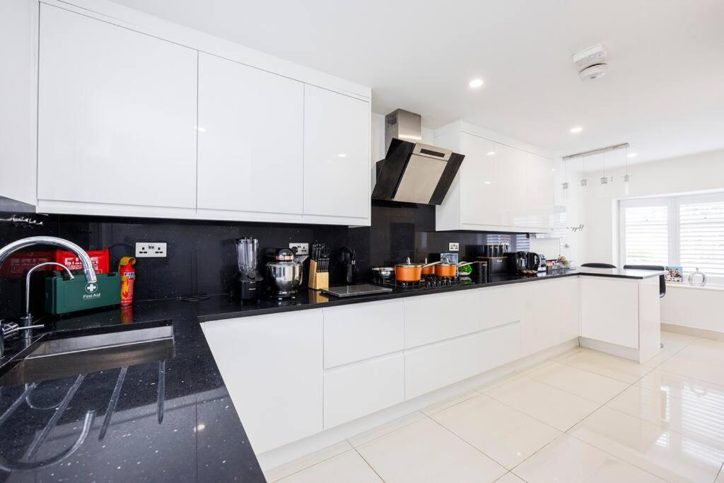 5 Bedroom Home, London, Games , Pool Table , Air Hockey Weekly & Monthly Offers With Free Parking *