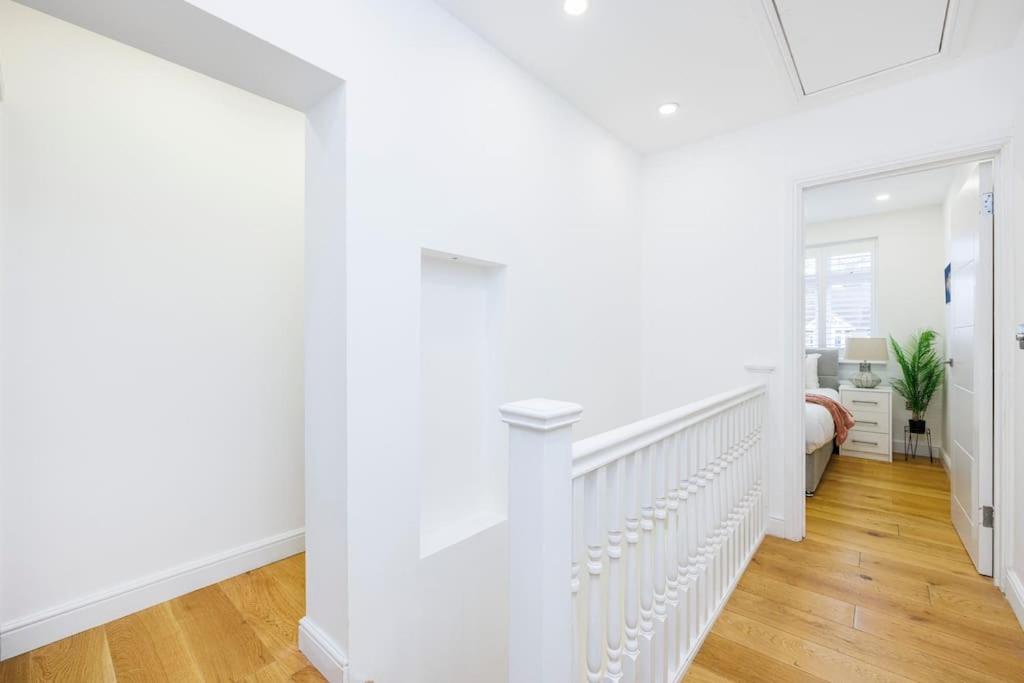5 Bedroom Home, London, Games , Pool Table , Air Hockey Weekly & Monthly Offers With Free Parking London