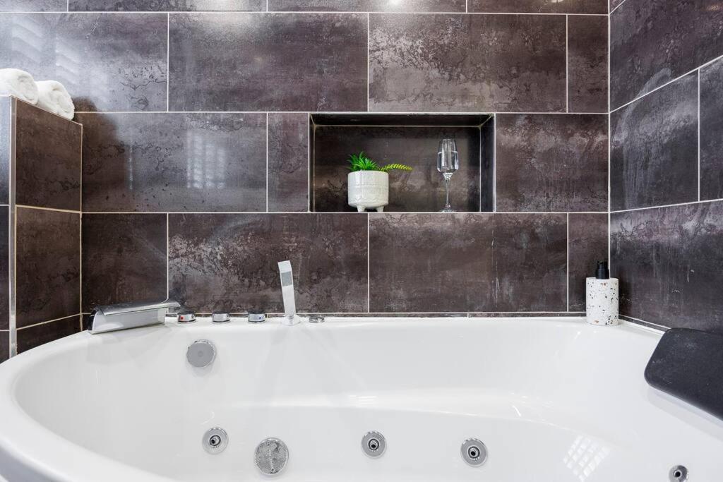 5 Bedroom Home, London, Games , Pool Table , Air Hockey Weekly & Monthly Offers With Free Parking