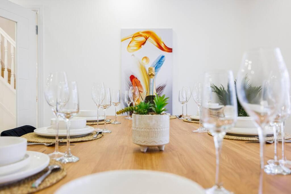 Apartment 5 Bedroom Home, London, Games , Pool Table , Air Hockey Weekly & Monthly Offers With Free Parking