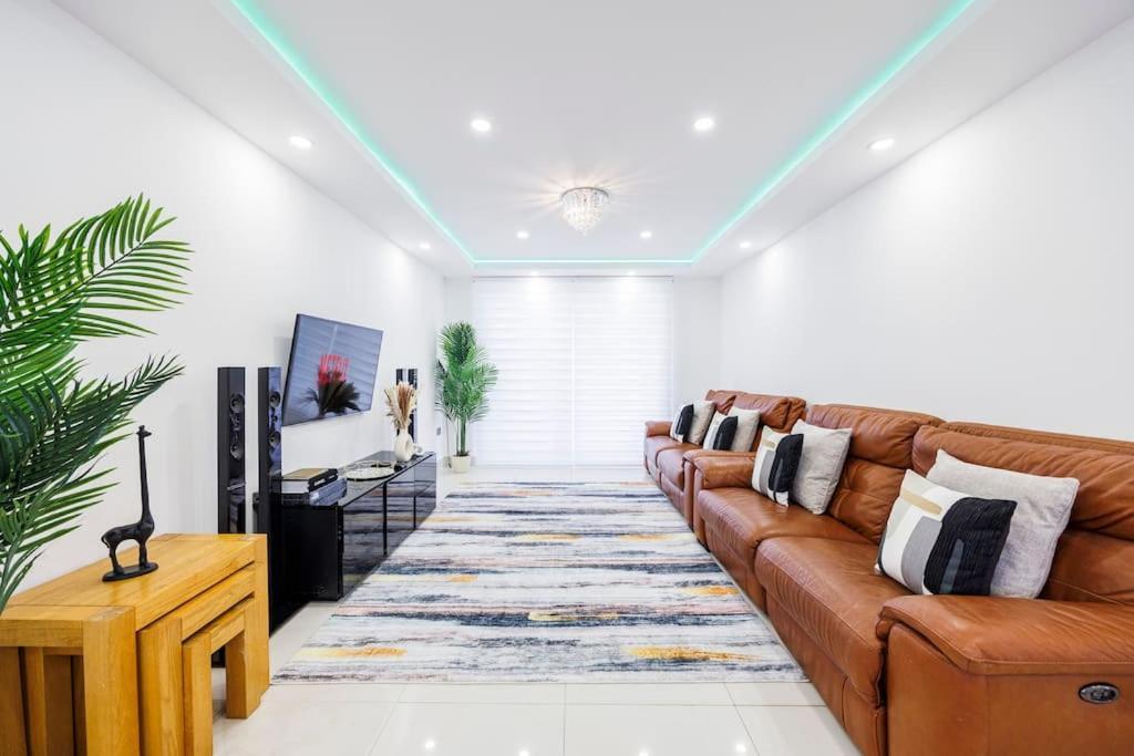 5 Bedroom Home, London, Games , Pool Table , Air Hockey Weekly & Monthly Offers With Free Parking *